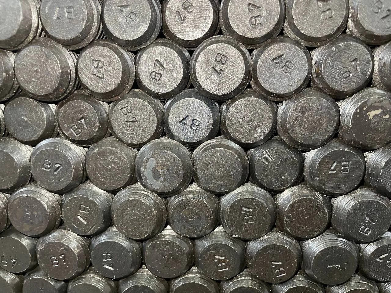حکاکی گرید B7 روی کلاهک استاد بولت — نشانهٔ اصالت متریال